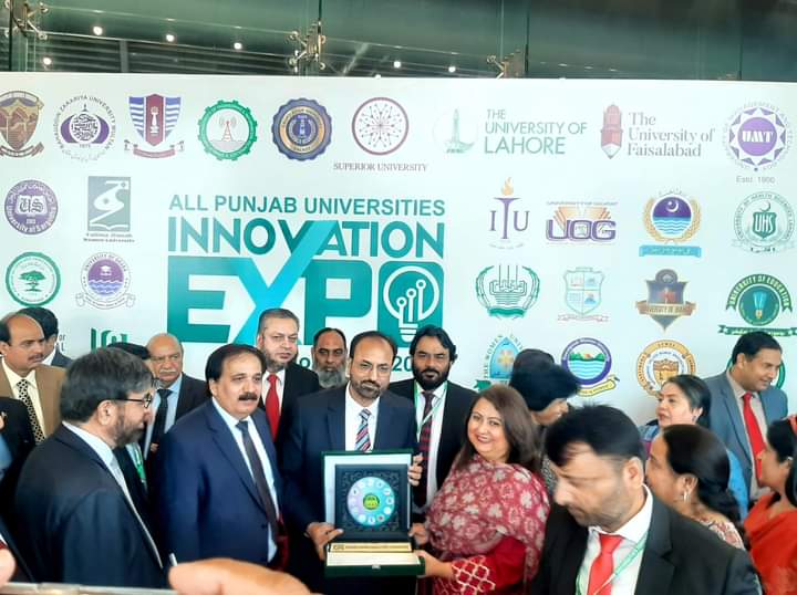 Vice-Chancellor-given-Shield-ofr-Guest-of-Honor